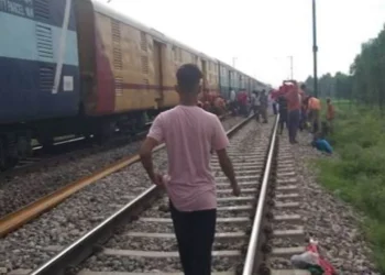 चलती ट्रेन से 40 फीट नीचे नदी में गिरा युवक, RPF ने रस्सी की मदद से ऊपर खींचकर उसकी जान बचाई
