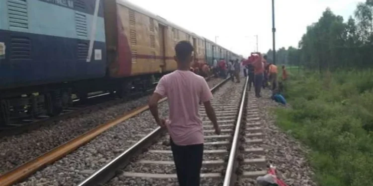 चलती ट्रेन से 40 फीट नीचे नदी में गिरा युवक, RPF ने रस्सी की मदद से ऊपर खींचकर उसकी जान बचाई