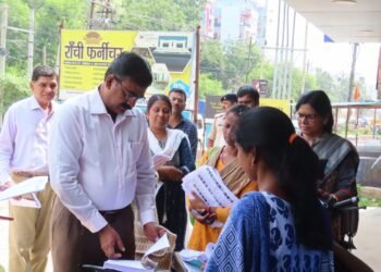 उपायुक्त और उनकी टीम के साथ की बैठक, रांची में चल रहे “डोर टू डोर” मतदाता सत्यापन कार्य की समीक्षा की