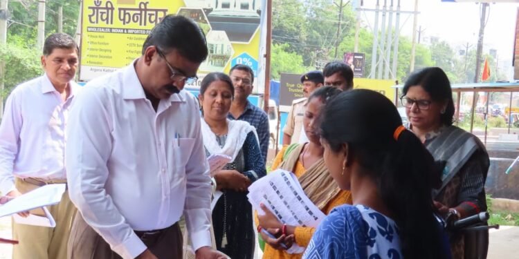 उपायुक्त और उनकी टीम के साथ की बैठक, रांची में चल रहे “डोर टू डोर” मतदाता सत्यापन कार्य की समीक्षा की