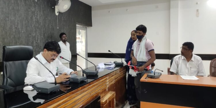 गढ़वा उपायुक्त ने जनता दरबार के माध्यम से सुनी आमजनों की समस्याएं