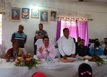 बूढा पहाड़ विकास परियोजना को लेकर उपायुक्त ने बरगढ़ प्रखंड के टेहरी पंचायत भवन में समीक्षा बैठक