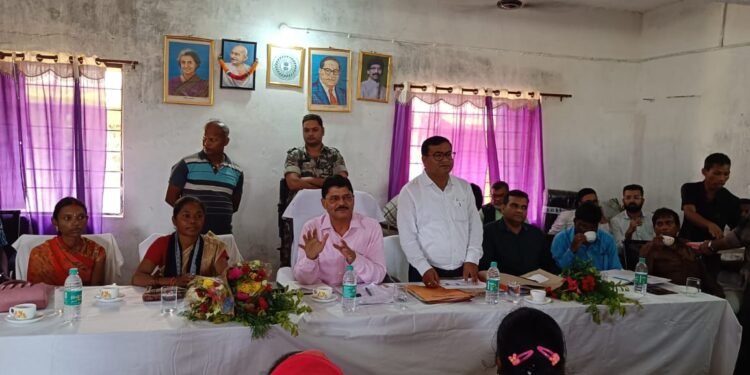 बूढा पहाड़ विकास परियोजना को लेकर उपायुक्त ने बरगढ़ प्रखंड के टेहरी पंचायत भवन में समीक्षा बैठक