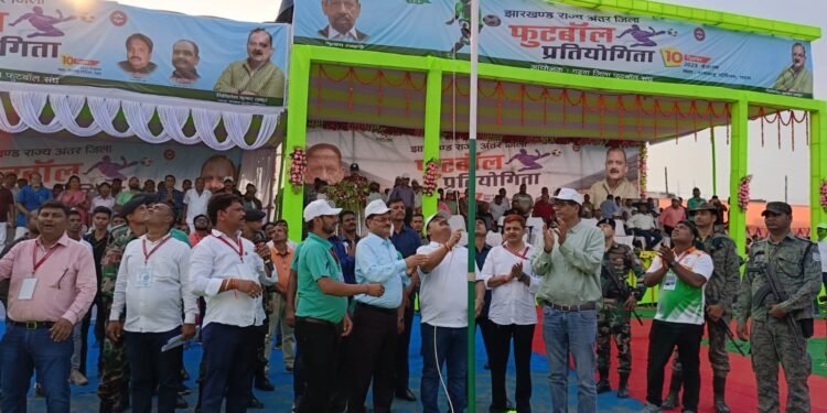 फुटबॉल संघ द्वारा आयोजित झारखंड राज्य अंतर जिला फुटबॉल प्रतियोगिता का माननीय मंत्री, पेयजल एवं स्वच्छता विभाग ने किया उदघाटन