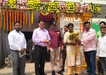 गढ़वा में निर्माणाधीन स्टेडियम स्थल का सरोजनी लकड़ा मे किया निरीक्षण