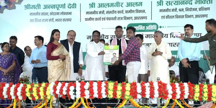 उत्तरी छोटानागपुर प्रमंडलीय रोजगार मेला में चयनित ग्यारह हज़ार आठ सौ पचास युवाओं को मिला ऑफर लेटर