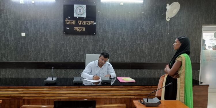 उपायुक्त के निर्देश पर जनता दरबार के माध्यम से सहायक निदेशक, सामाजिक सुरक्षा ने सुनी आमजनों की समस्याएं