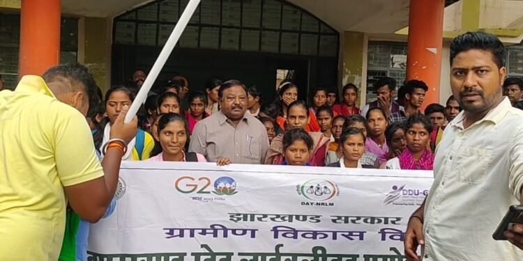 उप विकास आयुक्त ने जिले से कुल 46 प्रशिक्षणार्थियों को हरी झंडी दिखाकर कौशल प्रशिक्षण हेतु रवाना किया