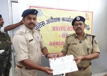 साहिबगंज : उत्कृष्ट सेवा के लिये मुफस्सिल थाना प्रभारी अनुपम हुए पुरस्कृत