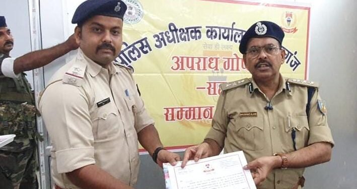 साहिबगंज : उत्कृष्ट सेवा के लिये मुफस्सिल थाना प्रभारी अनुपम हुए पुरस्कृत