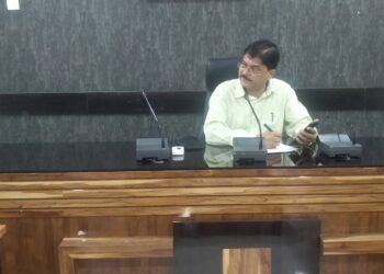 उपायुक्त गढ़वा ने जनता दरबार के माध्यम से सुनी आमजनों की समस्याएं