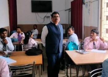 कुलपति डॉ तपन कुमार शांडिल्य ने विश्वविद्यालय के विभिन्न विभागों और पुस्तकालय का निरीक्षण किया