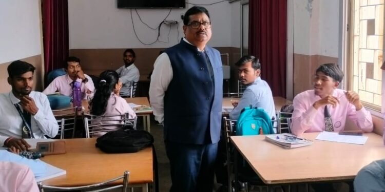 कुलपति डॉ तपन कुमार शांडिल्य ने विश्वविद्यालय के विभिन्न विभागों और पुस्तकालय का निरीक्षण किया