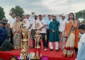 गढ़वा : झारखण्ड राज्य अंतर जिला फुटबॉल प्रतियोगिता 2023-24 का गोड्डा बनाम जमशेदपुर के टीम के बीच फाइनल मैच -सह- समापन समारोह का आयोजन