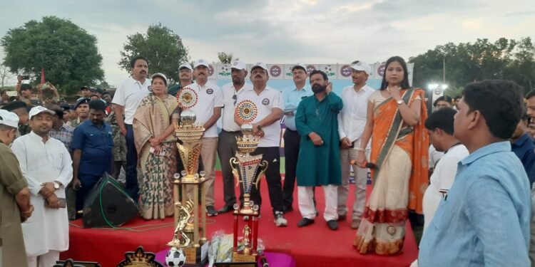 गढ़वा : झारखण्ड राज्य अंतर जिला फुटबॉल प्रतियोगिता 2023-24 का गोड्डा बनाम जमशेदपुर के टीम के बीच फाइनल मैच -सह- समापन समारोह का आयोजन