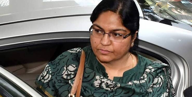 निलंबित आईएएस अधिकारी पूजा सिंघल से बिना अनुमति के मिलते हैं लोग, CCTV फुटेज की होगी जांच