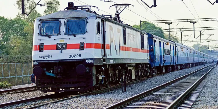 यात्रियों को रेलवे से तगड़ा झटका, 15 से 20 दिन तक रद्द रहेंगी मेल एक्सप्रेस समेत वंदे भारत जैसी ट्रेन !