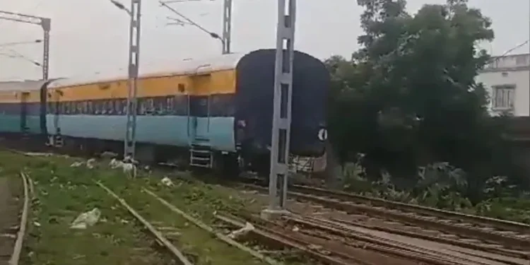 झारखंड के साहेबगंज में बिना इंजन के पटरी पर दौड़ने लगी ट्रेन, बड़ा ट्रेन हादसा टला