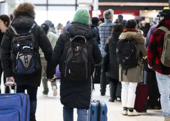 फ्लाइट्स की टिकट की कीमतों ने छुआ आसमान, बसों में अधिक पैसे देने के बाद भी नहीं मिल रही सीट