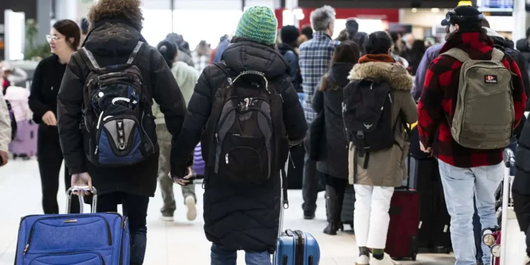 फ्लाइट्स की टिकट की कीमतों ने छुआ आसमान, बसों में अधिक पैसे देने के बाद भी नहीं मिल रही सीट