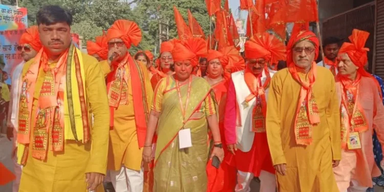 आरा : गाजे-बाजे और ढोल-नगाड़ों के साथ निकाली गई मां लक्ष्मी और भगवान विष्णु की शोभायात्रा