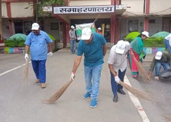“स्वच्छता ही सेवा अभियान” अंतर्गत एक साथ एक घंटे स्वच्छता के लिए पदाधिकारियों एवं कर्मियों ने किया श्रमदान