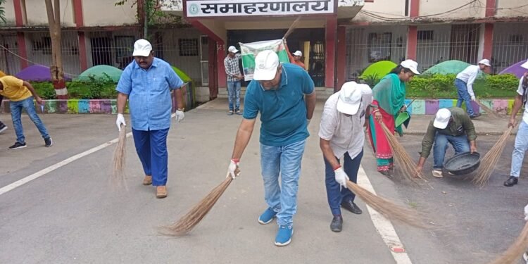 “स्वच्छता ही सेवा अभियान” अंतर्गत एक साथ एक घंटे स्वच्छता के लिए पदाधिकारियों एवं कर्मियों ने किया श्रमदान