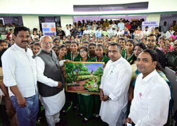 राज्यपाल ने किया स्वास्थ्य मंत्री की उपस्थिति में कस्तूरबा गांधी बालिका विद्यालय स्वास्थ्य शिविर का उद्घाटन