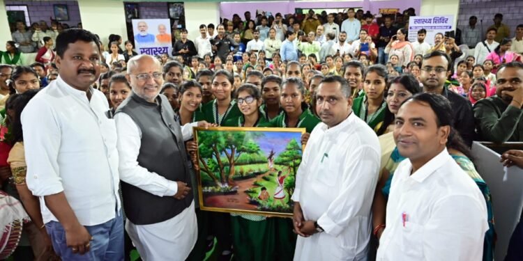 राज्यपाल ने किया स्वास्थ्य मंत्री की उपस्थिति में कस्तूरबा गांधी बालिका विद्यालय स्वास्थ्य शिविर का उद्घाटन