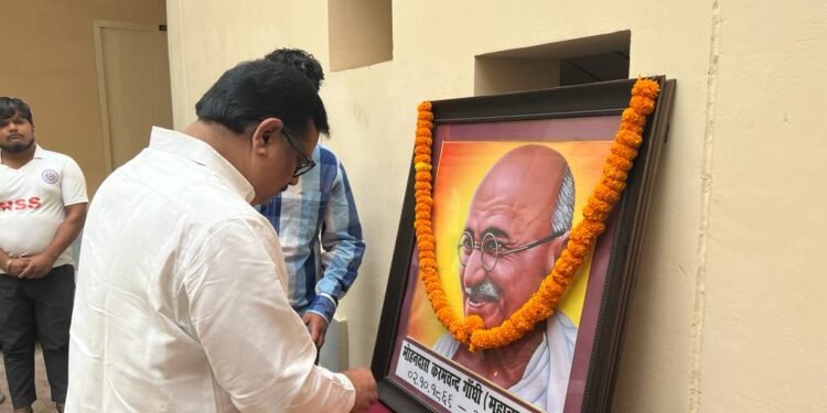 महात्मा गांधी के विचारों को मूर्त रूप देना ही सच्ची श्रद्धांजलि : डॉ तपन कुमार शांडिल्य