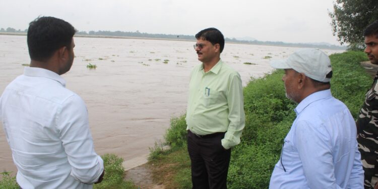 गढ़वा : भारी बारिश को देखते हुए उपायुक्त ने मंझिआंव, कांडी एवं केतार प्रखंड के तटीय इलाके का किया दौरा