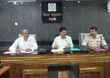 गढ़वा जिला में सड़क हादसों को नियंत्रित करने को लेकर आज समाहरणालय स्थित सभागार में उपायुक्त गढ़वा की अध्यक्षता में  बैठक