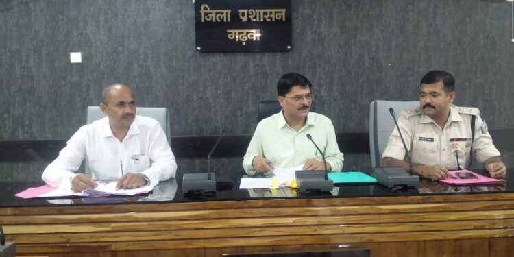 गढ़वा जिला में सड़क हादसों को नियंत्रित करने को लेकर आज समाहरणालय स्थित सभागार में उपायुक्त गढ़वा की अध्यक्षता में बैठक