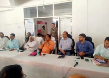 फोरलेन योजना भूमि अधिग्रहण एवं मुआवजा को लेकर सांसद, विधायक एवं उपायुक्त ने किया ग्रामीणों संग बैठक