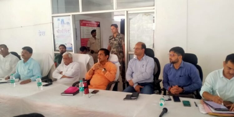 फोरलेन योजना भूमि अधिग्रहण एवं मुआवजा को लेकर सांसद, विधायक एवं उपायुक्त ने किया ग्रामीणों संग बैठक