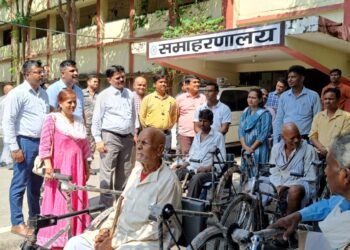 उपायुक्त गढ़वा शेखर जमुआर द्वारा समाहरणालय परिसर गढ़वा से ट्राइसाइकिल का वितरण