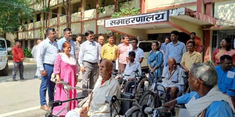 उपायुक्त गढ़वा शेखर जमुआर द्वारा समाहरणालय परिसर गढ़वा से ट्राइसाइकिल का वितरण