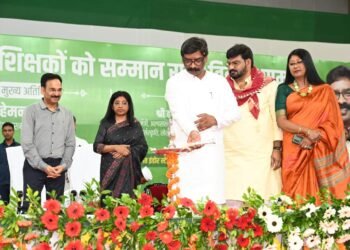 मुख्यमंत्री हेमन्त सोरेन आज मेगा स्पोर्ट्स कॉम्प्लेक्स में आयोजित “खिलाड़ियों एवं प्रशिक्षकों को सम्मान राशि वितरण समारोह” में सम्मिलित हुए