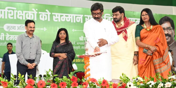 मुख्यमंत्री हेमन्त सोरेन आज मेगा स्पोर्ट्स कॉम्प्लेक्स में आयोजित “खिलाड़ियों एवं प्रशिक्षकों को सम्मान राशि वितरण समारोह” में सम्मिलित हुए