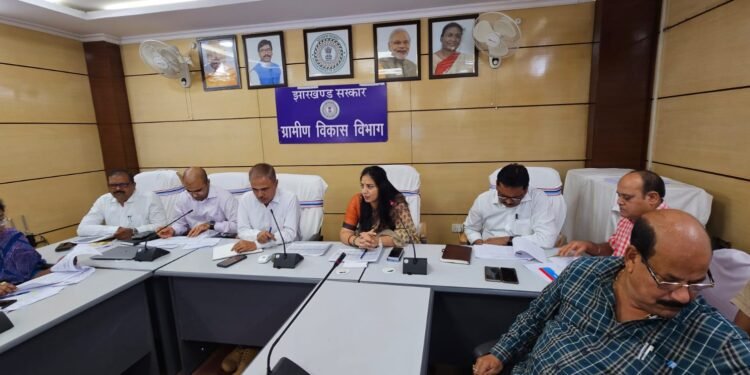 ग्रामीण विकास विभाग सचिव, श्री चंद्रशेखर सभी जिलों के अनुसमर्थन दल के वरीय प्रभारी के साथ  की समीक्षा बैठक