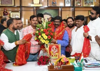 मुख्यमंत्री हेमन्त सोरेन ने रांची महानगर श्री दुर्गा पूजा समिति, रांची जिला दुर्गा पूजा समिति एवं अन्य दुर्गा पूजा समिति के एक संयुक्त प्रतिनिधिमंडल ने मुलाकात की।