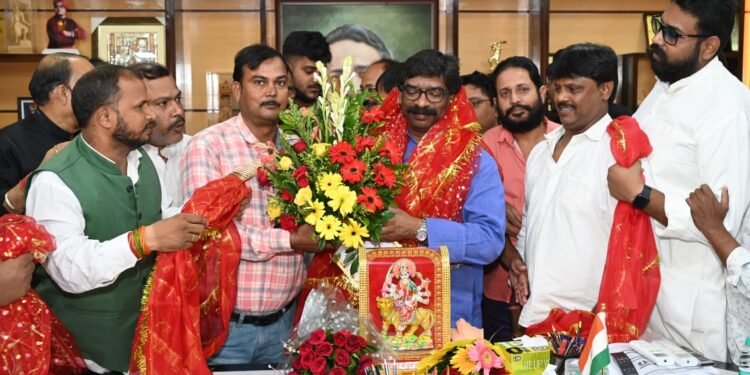 मुख्यमंत्री हेमन्त सोरेन ने रांची महानगर श्री दुर्गा पूजा समिति, रांची जिला दुर्गा पूजा समिति एवं अन्य दुर्गा पूजा समिति के एक संयुक्त प्रतिनिधिमंडल ने मुलाकात की।