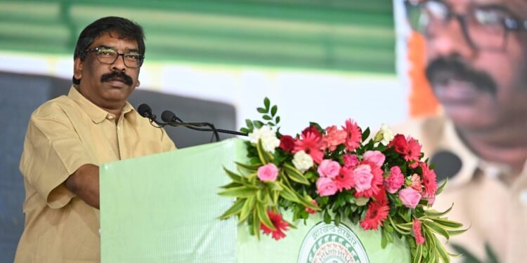 मुख्यमंत्री हेमन्त सोरेन ने  माध्यमिक विद्यालयों के लिए चयनित 827 स्नातक प्रशिक्षित शिक्षकों को  सौंपा नियुक्ति पत्र