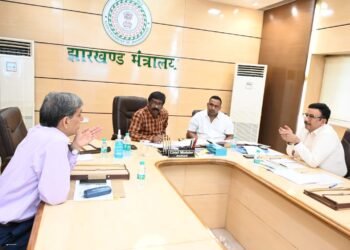सीएम हेमन्त सोरेन ने झारखंड मंत्रालय में अधिकारियों के साथ स्वास्थ्य विभाग के अद्यतन कार्य प्रगति की समीक्षा की