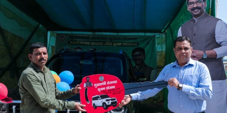 मुख्यमंत्री रोजगार सृजन योजना के लाभुक को उपायुक्त महोदय ,गोड्डा के द्वारा सौंपी गई  स्कॉर्पियो (N) की चाबी