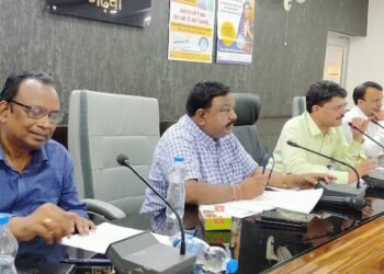 गढ़वा : उपायुक्त शेखर जमुआर की अध्यक्षता में विभिन्न विकास योजनाओं को लेकर समीक्षात्मक बैठक संपन्न