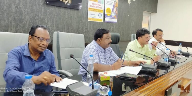 गढ़वा : उपायुक्त शेखर जमुआर की अध्यक्षता में विभिन्न विकास योजनाओं को लेकर समीक्षात्मक बैठक संपन्न
