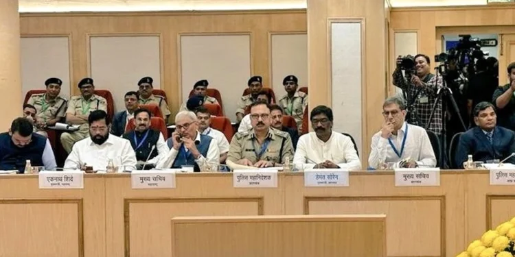 नई दिल्ली में गृह मंत्री अमित शाह की अध्यक्षता में आयोजित वामपंथ उग्रवाद की समीक्षा बैठक में शामिल हुए सीएम