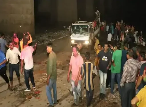 जमशेदपुर में मूर्ति विसर्जन के दौरान एक बड़ा हादसा, ब्रेक फेल होने से ट्रक ने श्रद्धालुओं को रौंदा