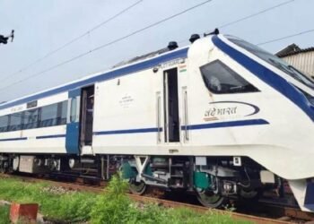 धनबाद मंडल में वंदे भारत एक्सप्रेस पर असामाजिक तत्वों का पथराव, शीशा टूटने की खबर